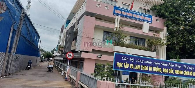 Hình ảnh Đất và nhà ngay chợ p2 thành phố Tân An Long An