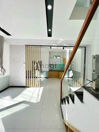 Hình ảnh Bán nhà lầu hoàn công hẻm 44 CMT8