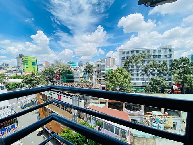 Hình ảnh CH ban công _ cửa sổ full nội thất ngay Bùi Viện Q1