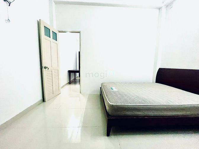 Hình ảnh CHDV tại Đề Thám, Q1 - Có Bancol và tách bếp với phòng ngủ