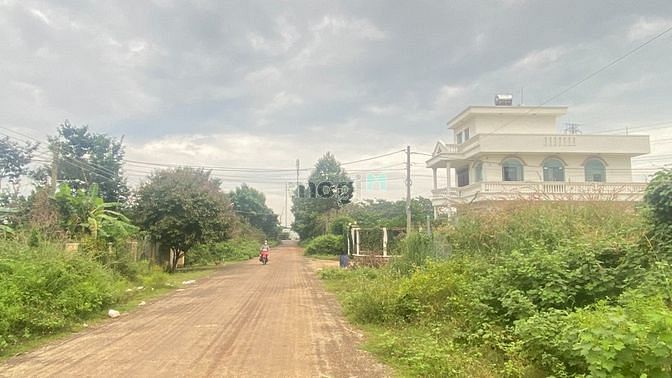 Hình ảnh Bán Gấp Lô Đất Sổ Hồng Riêng Cách Đường Hương Lộ 2 Hòa Long 100m.