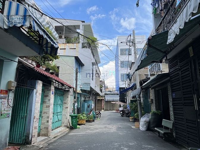 Hình ảnh Bán nhà ngay chợ Bình Long, hẻm xe hơi 6M đẹp.