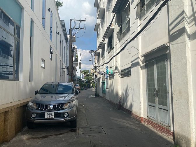 Hình ảnh Nhà Phạm Văn Chí,40m2,3 tầng BTCT 4 PN, hẻm rộng ,cách 1 căn ra MT.