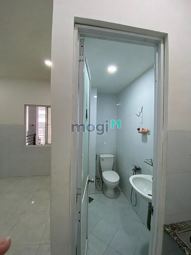 Hình ảnh Phòng trống ngay lê văn quới có cửa sổ lớn