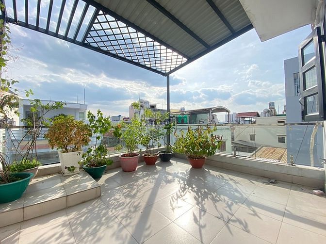 Hình ảnh Penhouse Sân Thượng 60m2 Tân Bình, Giáp Quận 10, Ban công siêu rộng.