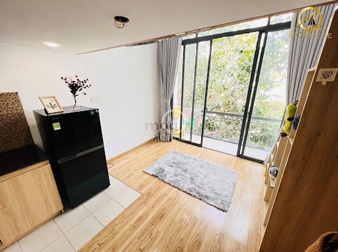 Hình ảnh Duplex Hoàng Văn Thụ Mới, Thoáng Mát, Tháng máy bạn công cửa sổ to.