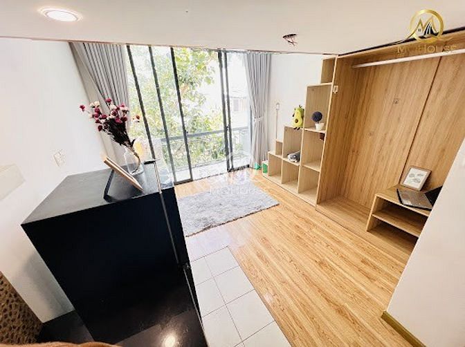 Hình ảnh Duplex Hoàng Văn Thụ Mới, Thoáng Mát, Tháng máy bạn công cửa sổ to.