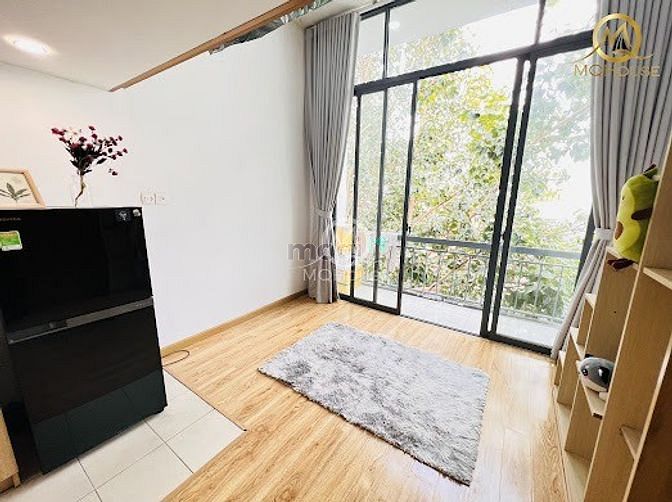 Hình ảnh Duplex Hoàng Văn Thụ Mới, Thoáng Mát, Tháng máy bạn công cửa sổ to.