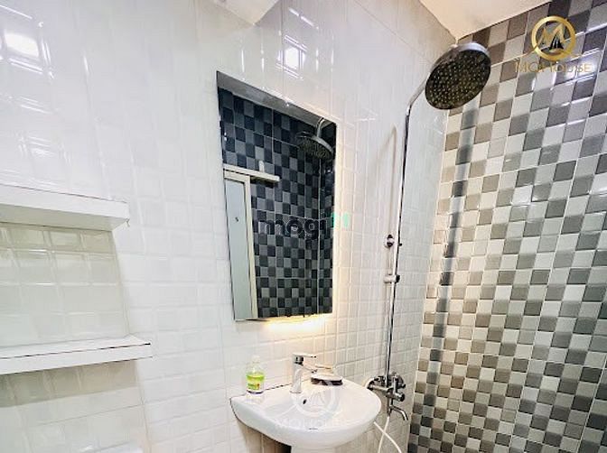 Hình ảnh Duplex Hoàng Văn Thụ Mới, Thoáng Mát, Tháng máy bạn công cửa sổ to.