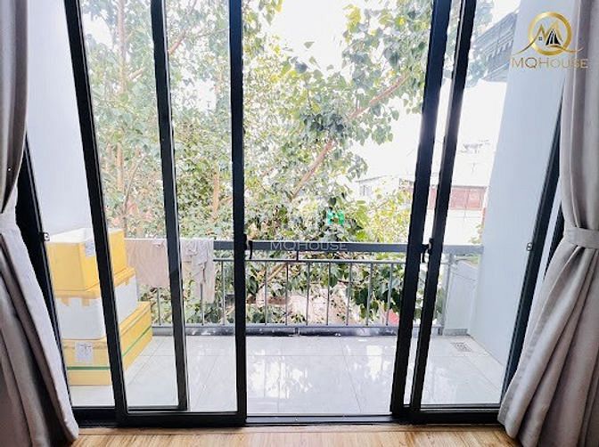 Hình ảnh Duplex Hoàng Văn Thụ Mới, Thoáng Mát, Tháng máy bạn công cửa sổ to.