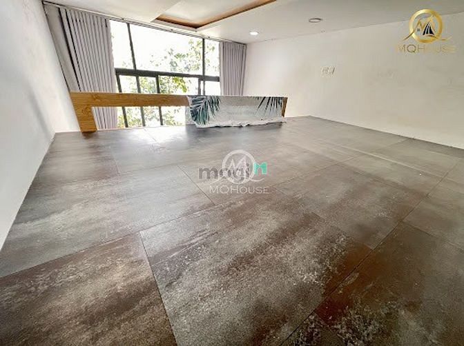 Hình ảnh Duplex Hoàng Văn Thụ Mới, Thoáng Mát, Tháng máy bạn công cửa sổ to.