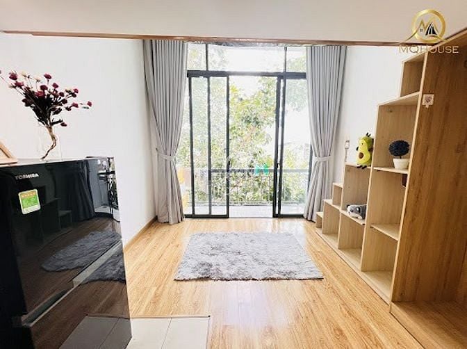 Hình ảnh Duplex Hoàng Văn Thụ Mới, Thoáng Mát, Tháng máy bạn công cửa sổ to.