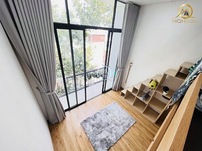 Hình ảnh Duplex Hoàng Văn Thụ Mới, Thoáng Mát, Tháng máy bạn công cửa sổ to.