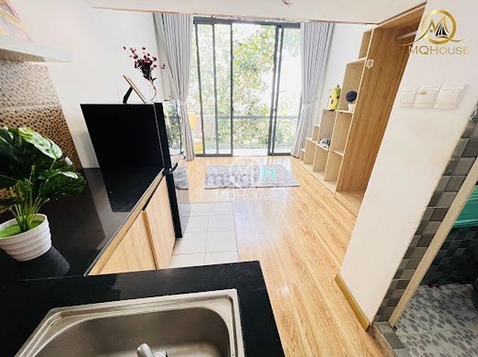 Hình ảnh Duplex Hoàng Văn Thụ Mới, Thoáng Mát, Tháng máy bạn công cửa sổ to.