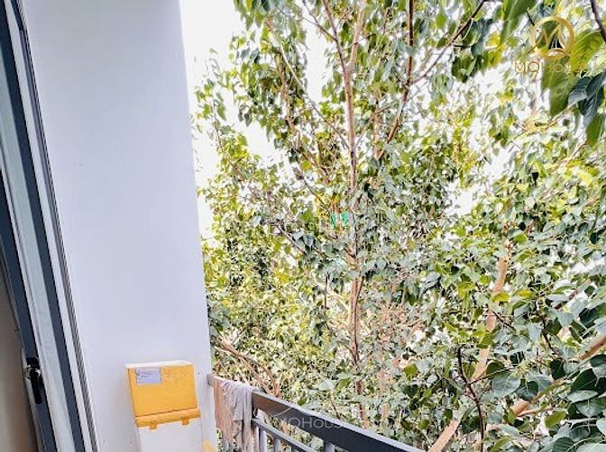 Hình ảnh Duplex Hoàng Văn Thụ Mới, Thoáng Mát, Tháng máy bạn công cửa sổ to.