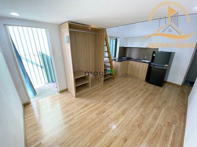 Hình ảnh Duplex Hoàng Văn Thụ Mới, Thoáng Mát, Tháng máy bạn công cửa sổ to.