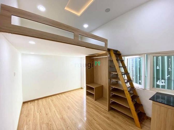 Hình ảnh Duplex Hoàng Văn Thụ Mới, Thoáng Mát, Tháng máy bạn công cửa sổ to.