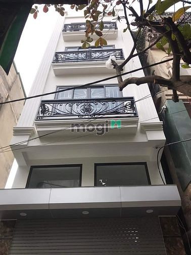 Hình ảnh Cho thuê tòa nhà MP Chùa Láng,MT 5m,120m/tầng,có thang máy. KD sầm uất