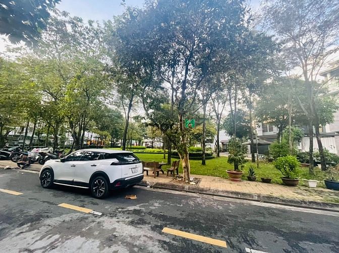 Hình ảnh Siêu biệt thự có thang máy trong nhà ở KDC Trung Sơn