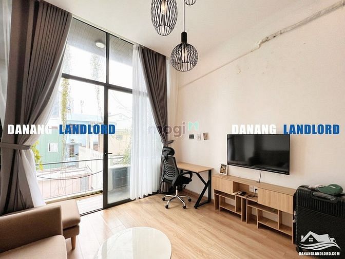 Hình ảnh Mb6623 nạp rút nhanh chóng gác lửng hiện đại gần cầu sông Hàn - A257