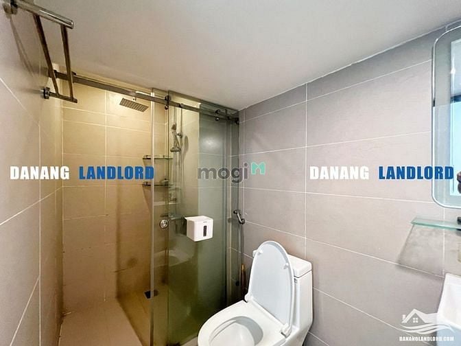 Hình ảnh Mb6623 nạp rút nhanh chóng gác lửng hiện đại gần cầu sông Hàn - A257