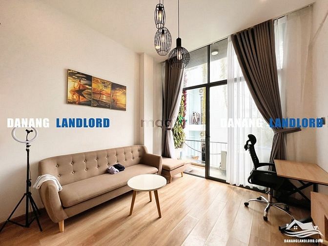 Hình ảnh Mb6623 nạp rút nhanh chóng gác lửng hiện đại gần cầu sông Hàn - A257