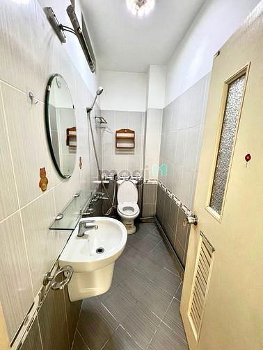 Hình ảnh có ban công, ngay ngã tư hàng xanh