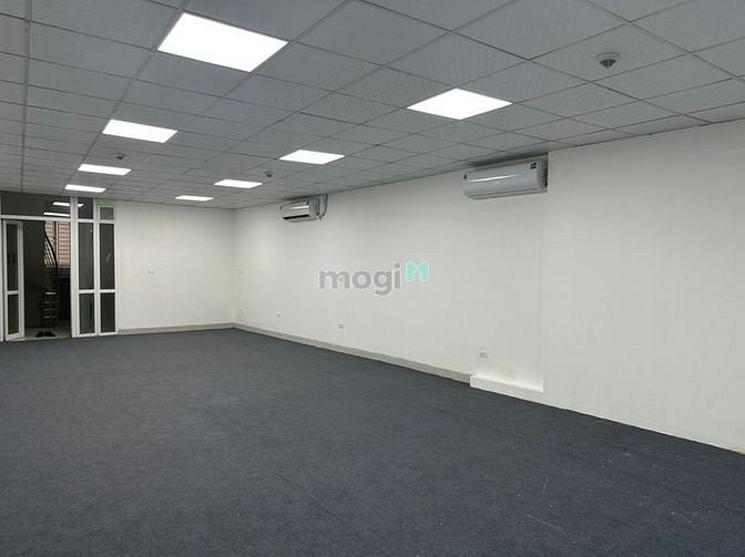 Hình ảnh VP diện tích 89,2m2, mặt tiền 6m, trần thạch cao, sàn rải thảm