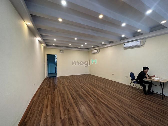 Hình ảnh VP diện tích 89,2m2, mặt tiền 6m, trần thạch cao, sàn rải thảm
