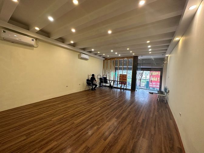 Hình ảnh VP diện tích 89,2m2, mặt tiền 6m, trần thạch cao, sàn rải thảm
