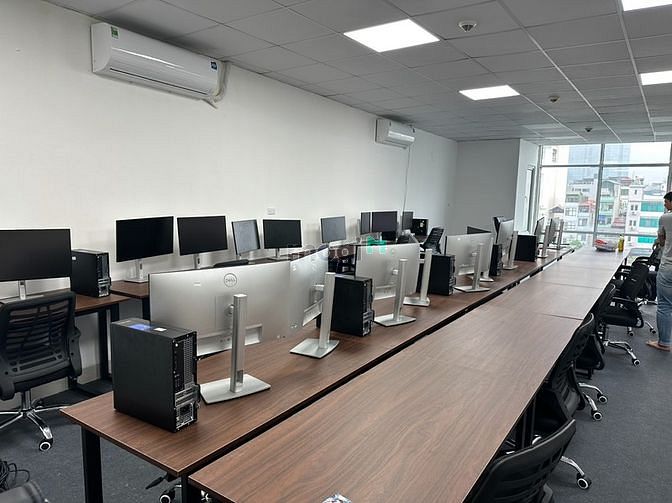 Hình ảnh VP diện tích 89,2m2, mặt tiền 6m, trần thạch cao, sàn rải thảm