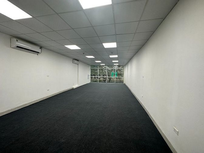 Hình ảnh VP diện tích 89,2m2, mặt tiền 6m, trần thạch cao, sàn rải thảm