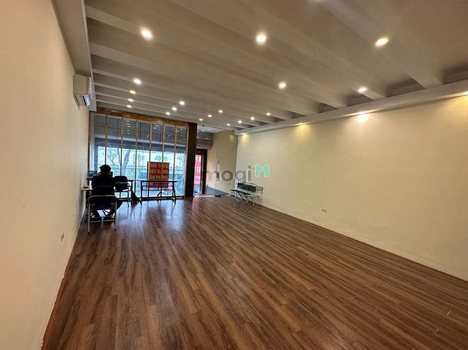 Hình ảnh VP diện tích 89,2m2, mặt tiền 6m, trần thạch cao, sàn rải thảm