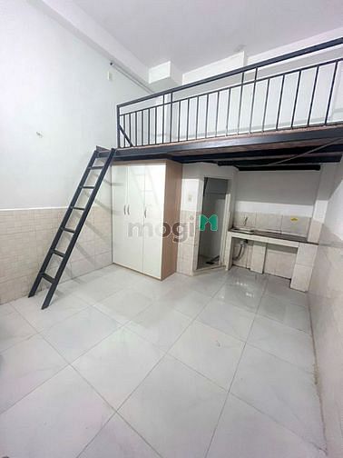 Hình ảnh Phòng gác gác lửng, nhà thang máy giờ tự do