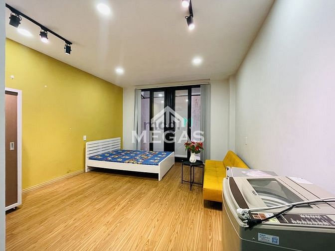 Hình ảnh Phòng ban công cửa sổ lớn diện tích 35
