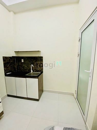 Hình ảnh Phòng bancol, cửa sổ lớn ngay chợ Phạm Văn Bạch