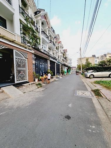 Hình ảnh Bán nhà phố cách Phạm Văn Đồng 100m
