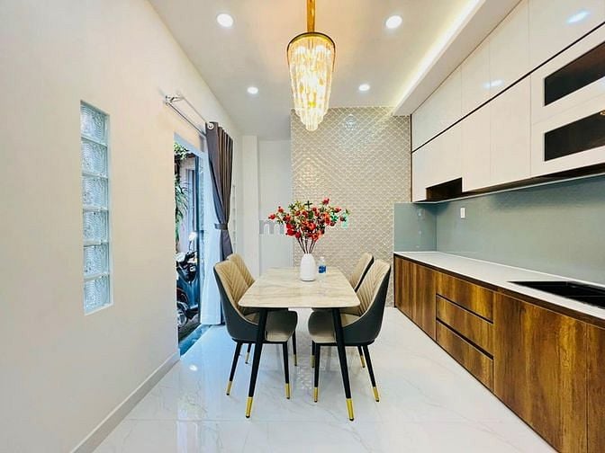 Hình ảnh Nhà bán tại Q1 an tâm về giá cả
