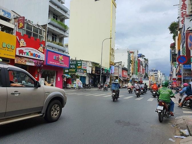 Hình ảnh Cho thuê nhà MT Hai Bà Trưng - Đối diện chợ Tân Định - DTSD: 360m2