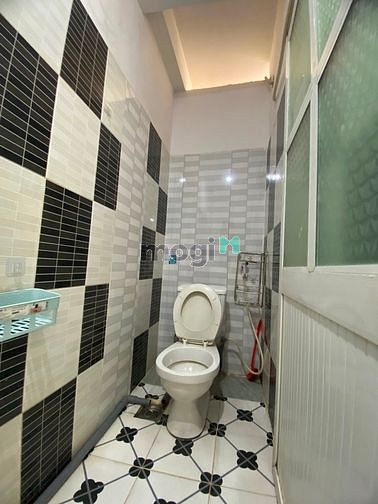 Hình ảnh Phong 2 cửa sổ lớn 2 bên, thoáng mát
