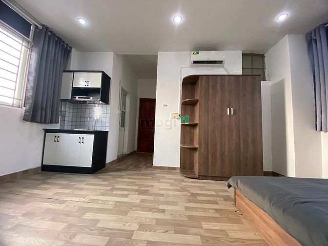 Hình ảnh Phong 2 cửa sổ lớn 2 bên, thoáng mát