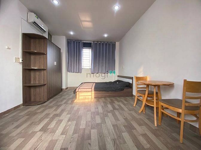 Hình ảnh Phong 2 cửa sổ lớn 2 bên, thoáng mát