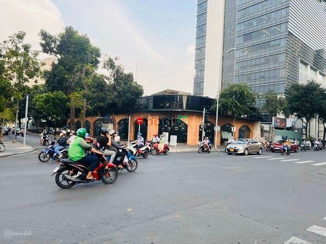 Hình ảnh Cho Thuê Góc 2MT 144 - 146 Hai Bà Trưng, Q1, 20x50m,Trệt, DTSD: 1000m2