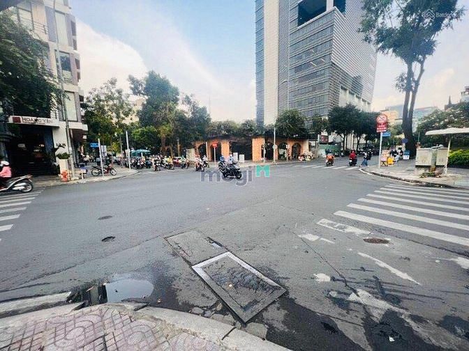 Hình ảnh Cho Thuê Góc 2MT 144 - 146 Hai Bà Trưng, Q1, 20x50m,Trệt, DTSD: 1000m2