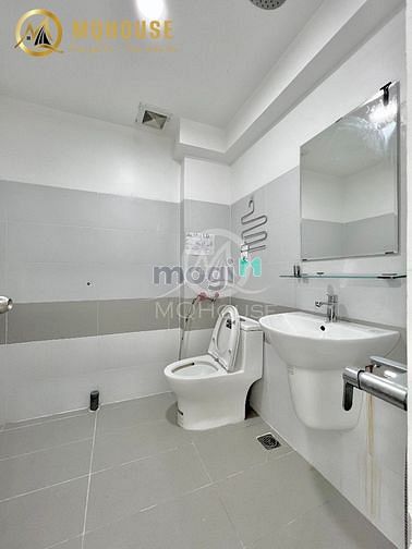 Hình ảnh CHDV gác cao không đụng đầu ngay ngã tư LLQ và Âu Cơ