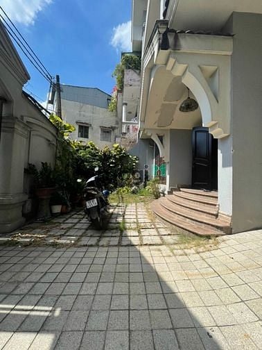 Hình ảnh Cho thuê Biệt thự sân vuờn đường Bàu Cát 3 Tân Bình. DT 12x22m