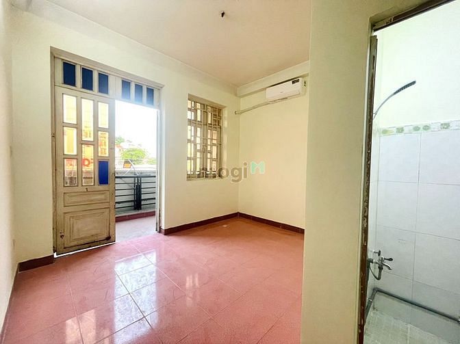 Hình ảnh Phòng rộng có bancol có máy lạnh