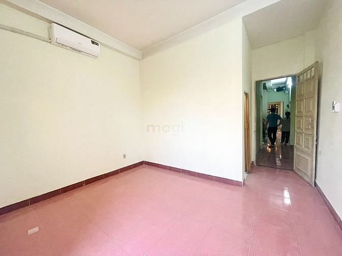 Hình ảnh Phòng rộng có bancol có máy lạnh