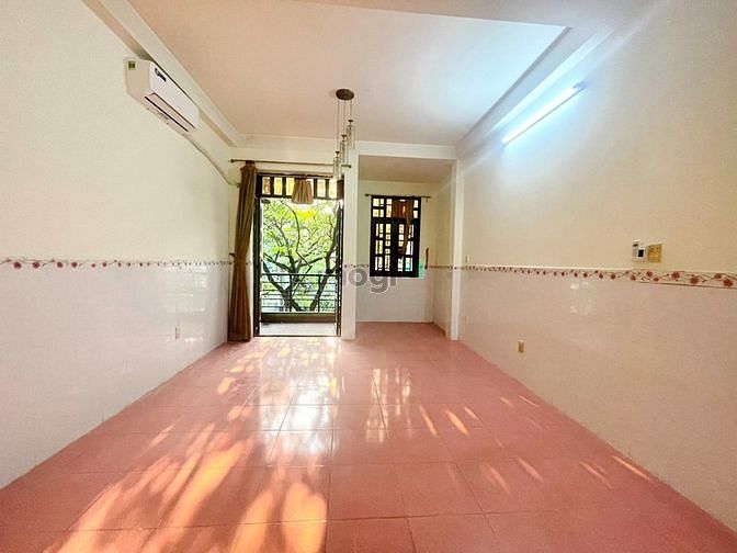 Hình ảnh Phòng rộng có bancol có máy lạnh