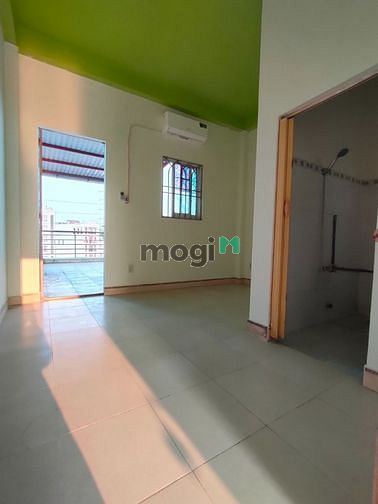 Hình ảnh Phòng rộng có bancol có máy lạnh